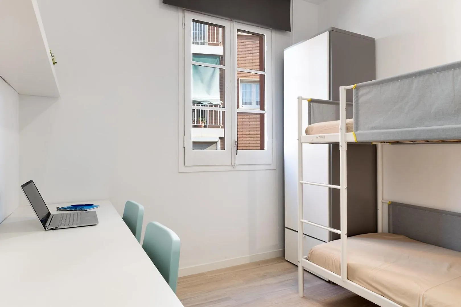 Albergue A Pousada Laresibcn Minimum 31 Nights Barcelona